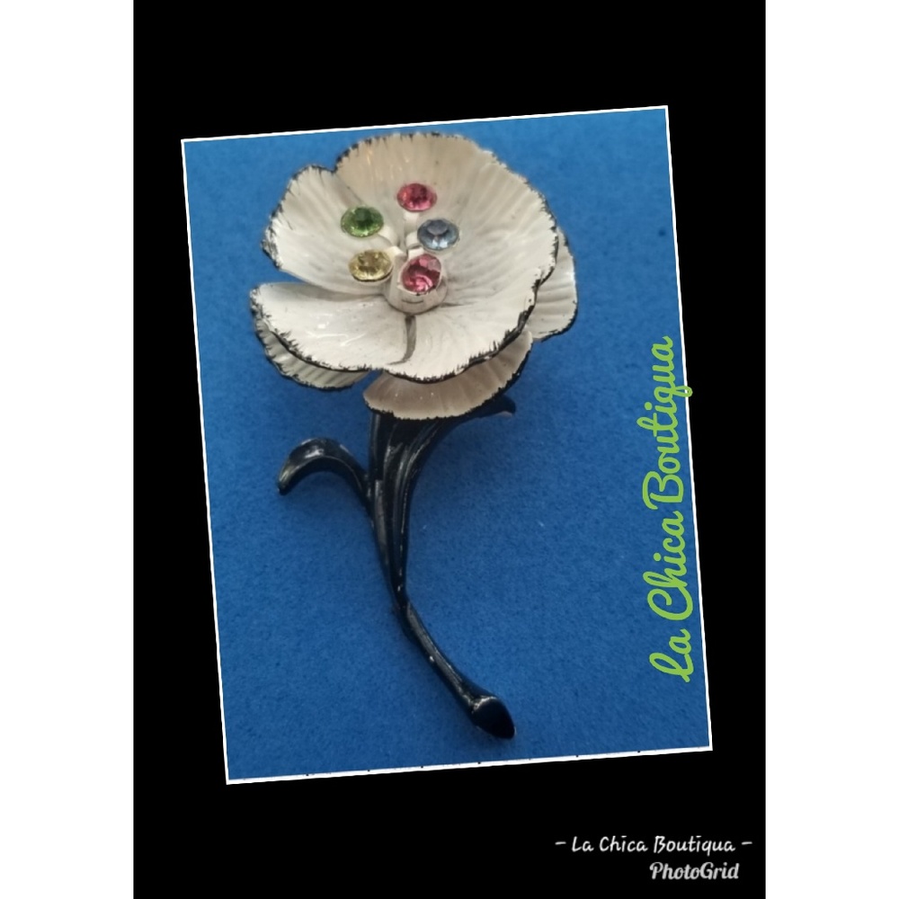 Farmhouse Style Flower Brooch